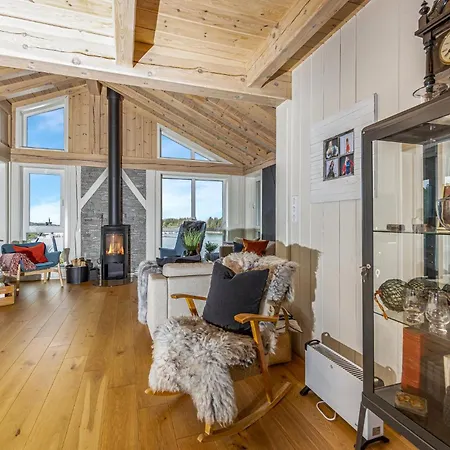 Holiday home 4 Bedroom Front In Tustna Leira (More og Romsdal)