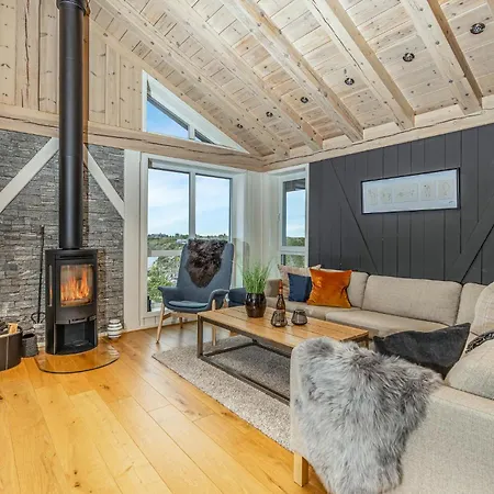Holiday home 4 Bedroom Front In Tustna *
